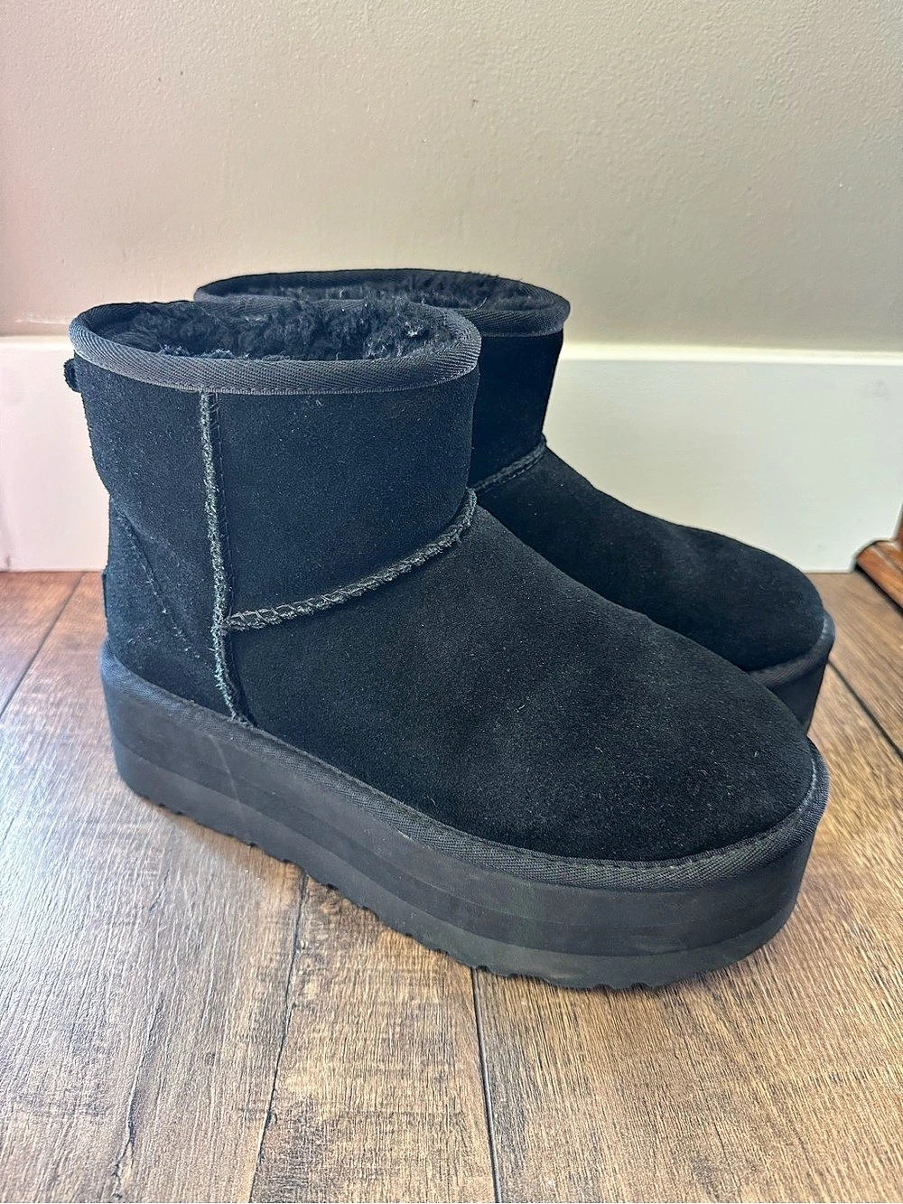 UGG Classic Mini Boots Black US 8